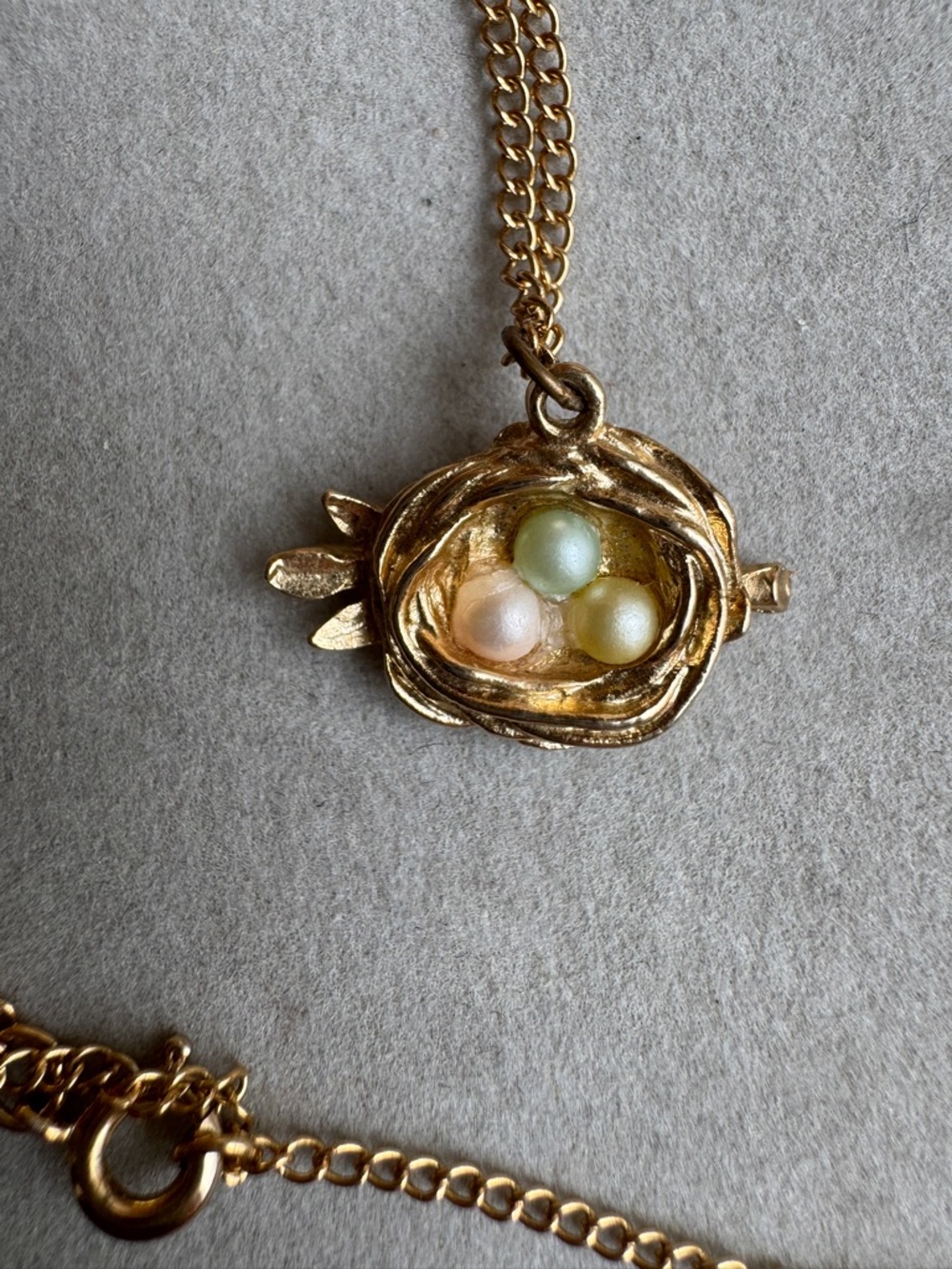 Vintage Sarah Coventry Bird Nest Necklace Gold Tone Pastel Eggs Signed - Picture 4 of 4